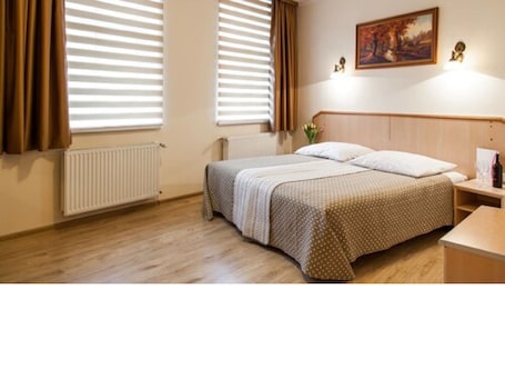 Ropa de cama de alta calidad y caja de seguridad en la habitación