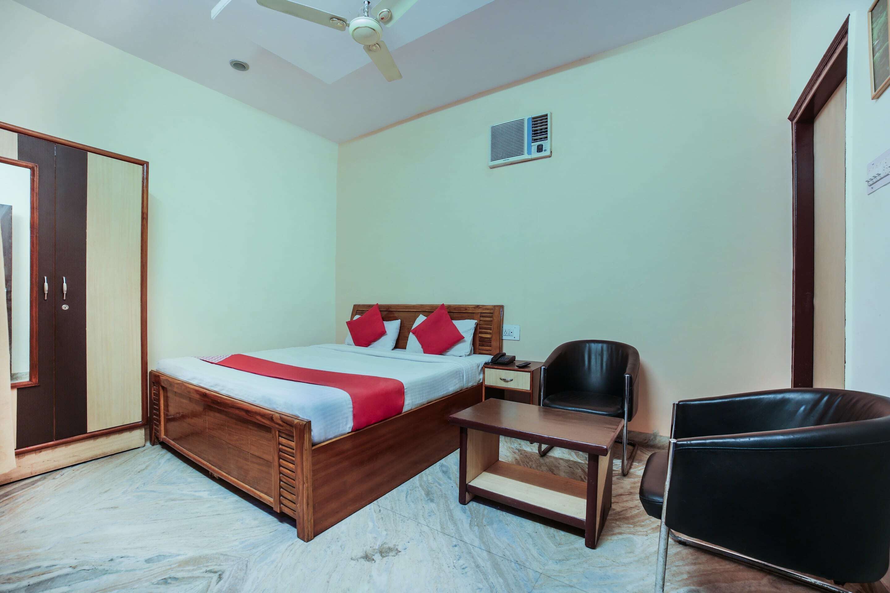 standard double room | bed sheets