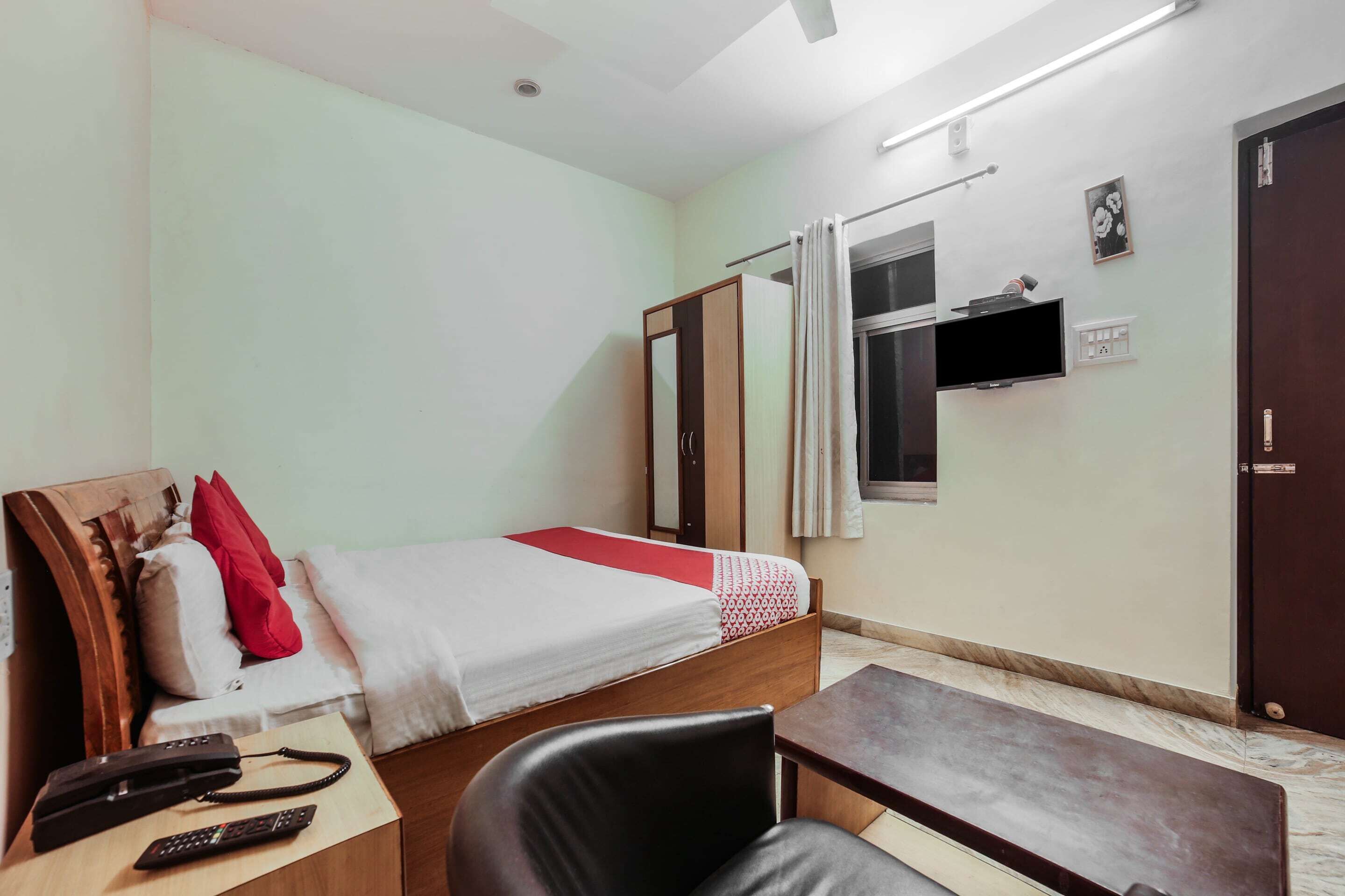 standard double room | bed sheets