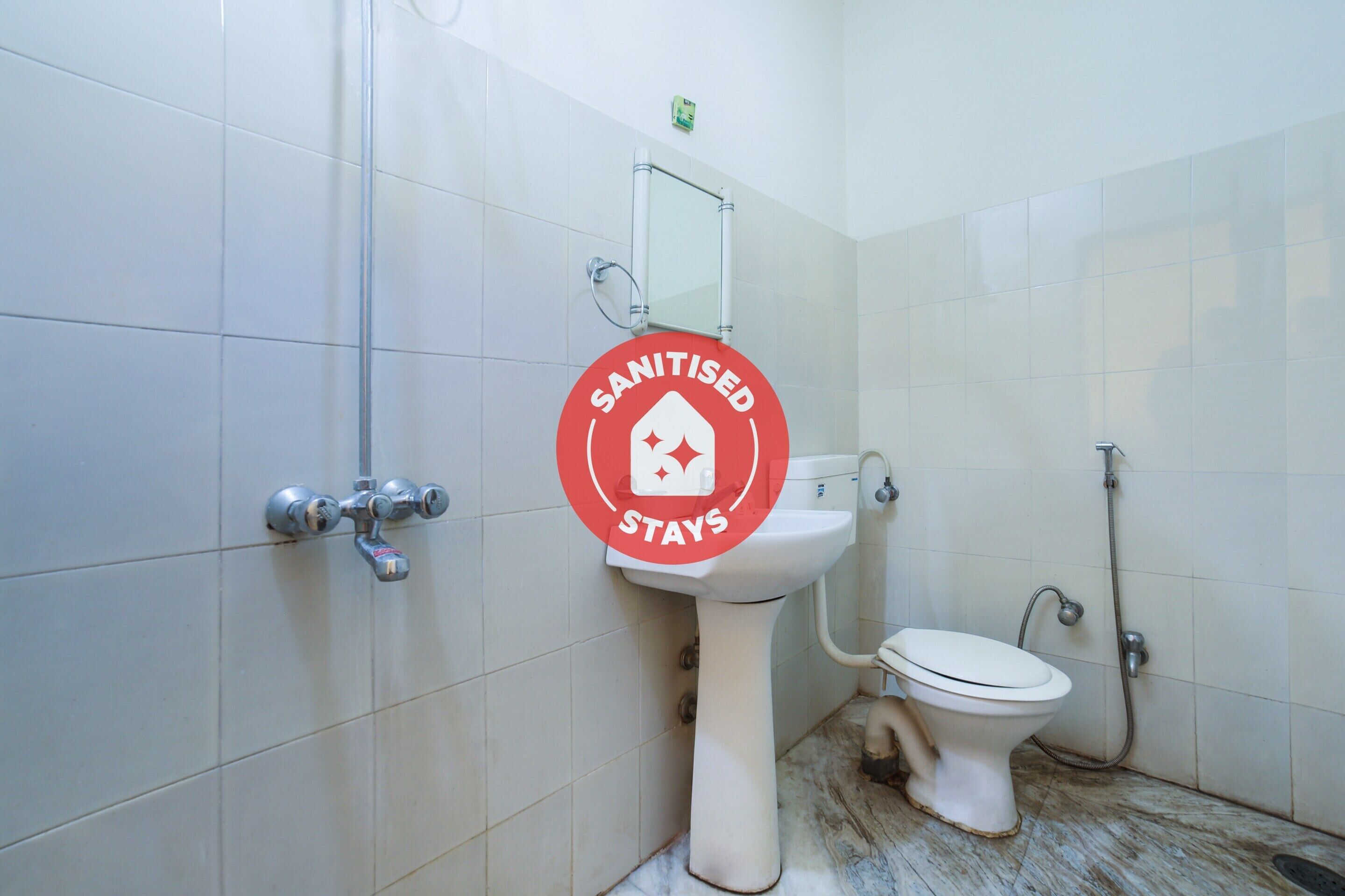 standard double room | bathroom | shower, free toiletries, towels