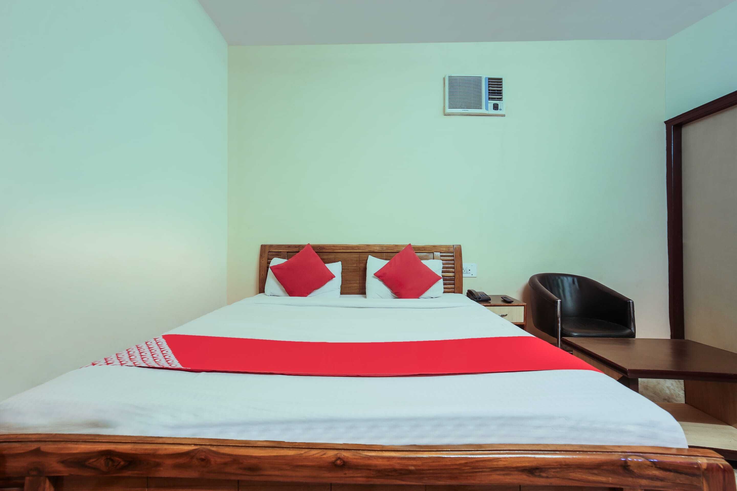 standard double room | bed sheets