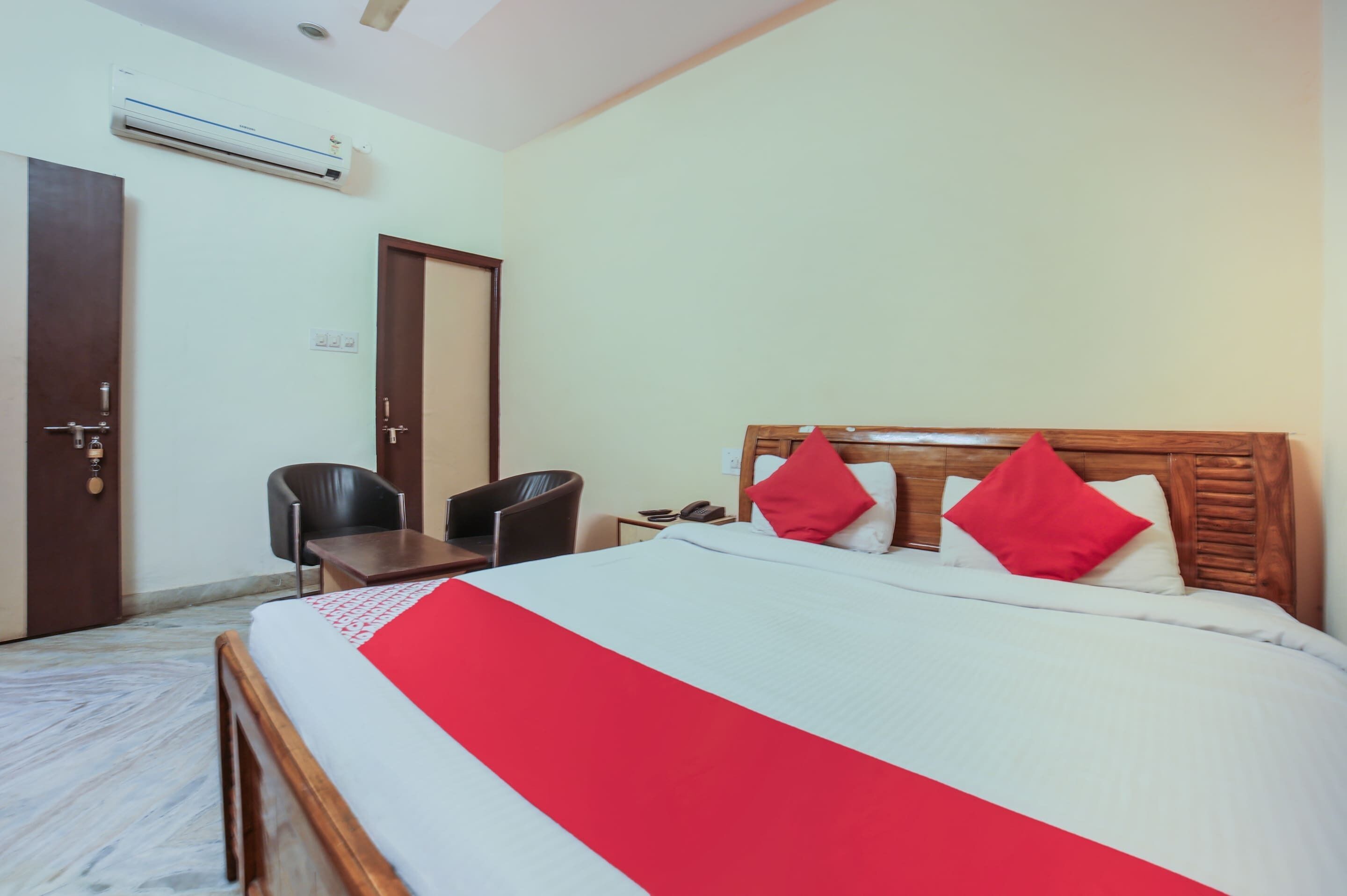 standard double room | bed sheets