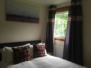 Appartement, 2 chambres | Salle de bain | Douche, serviettes fournies