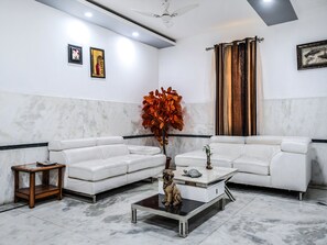 Lobby sitting area - OYO 6340 Glorify Stay 3 (Noida)