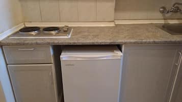 Lemari es besar, microwave, kompor, dan ketel listrik