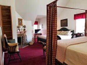 A bedroom with a four-poster bed, a desk, and a chair. - Aldrich House Bed & Breakfast (Williamsburg)