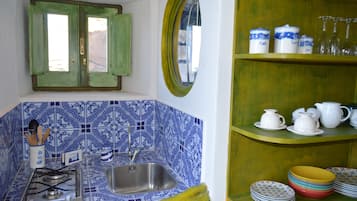 Studio | Private kitchenette | Fridge, stovetop, cookware/dishes/utensils