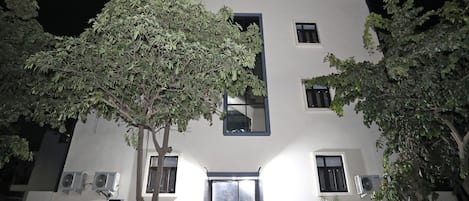 واجهة المنشأة - في المساء/الليل