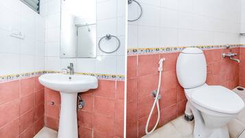 Standard Double Room | Bathroom | Shower, free toiletries, towels