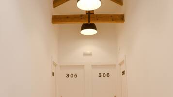 Habitación con 2 camas individuales | Zona de estar | Una televisión de pantalla plana