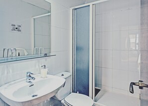 Shower, free toiletries, hair dryer, towels - Pension Beizama (Astigarraga)