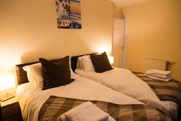 Casa, 2 habitaciones | 1 dormitorio, tabla de planchar con plancha, wifi gratis y ropa de cama