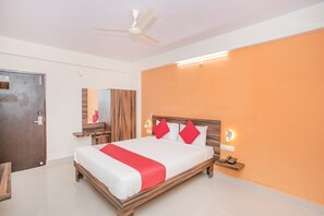 Free WiFi, bed sheets - OYO 10475 PMR Hotel (Bengaluru)
