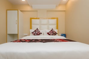 Free WiFi, bed sheets - OYO 11720 Gold Coast Inn (Mumbai)