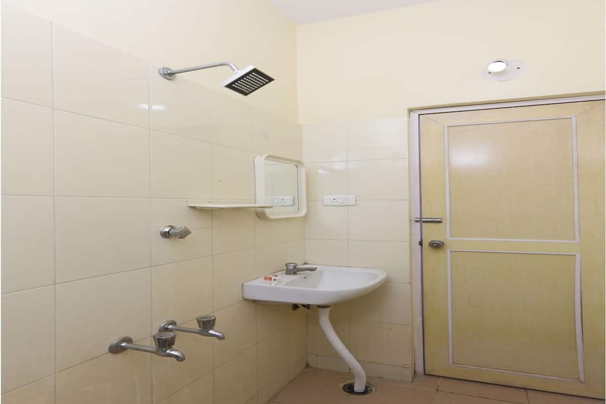 double or twin room | bathroom | shower, rainfall showerhead, free toiletries, towels