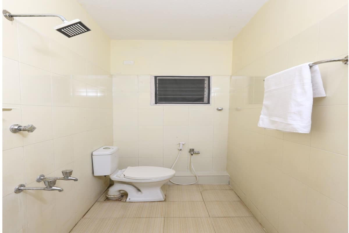 shower, rainfall showerhead, free toiletries, towels