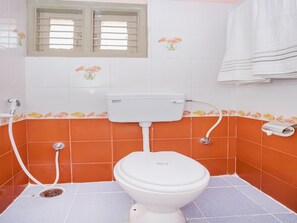 Habitación doble estándar | Baño | Regadera, amenidades de baño gratuitas, secadora de cabello, toallas