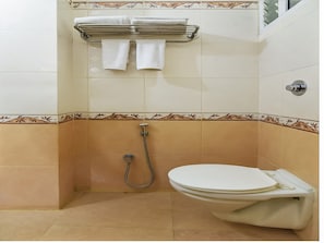 Regadera, amenidades de baño gratuitas, toallas