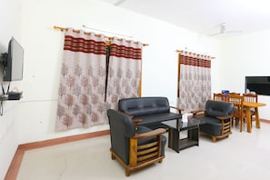 Double or Twin Room | Living room | Flat-screen TV