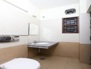 Kamar Double atau Twin | Kamar mandi | Shower, pancuran hujan, perlengkapan mandi gratis, dan handuk