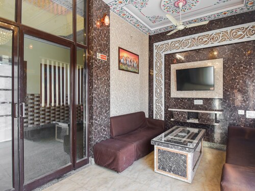 OYO 11389 Hotel NG Palace