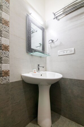 Double or Twin Room | Bathroom
