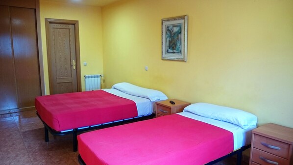 三人房 | 遮光窗簾/窗簾、摺床/加床 (收費)、免費 Wi-Fi、床單