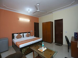 Double or Twin Room | In-room dining - OYO 542 Kalkaji Residency Bnb (New Delhi)