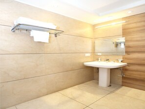 Shower, free toiletries, towels - OYO 2860 Hotel 24x7 Inn (Jalandhar)