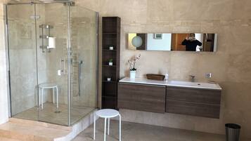 Family House | Bilik Mandi | Kelengkapan dandanan diri percuma, pengering rambut, tuala disediakan