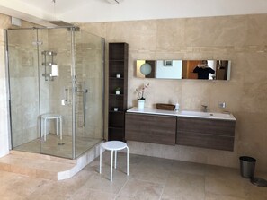 Family House | Bathroom