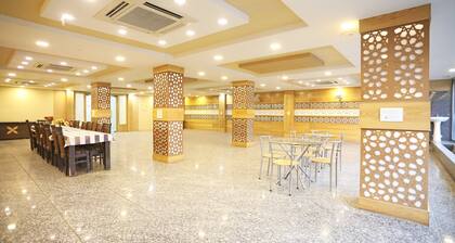 OYO 11005 Hotel Shanti Palace