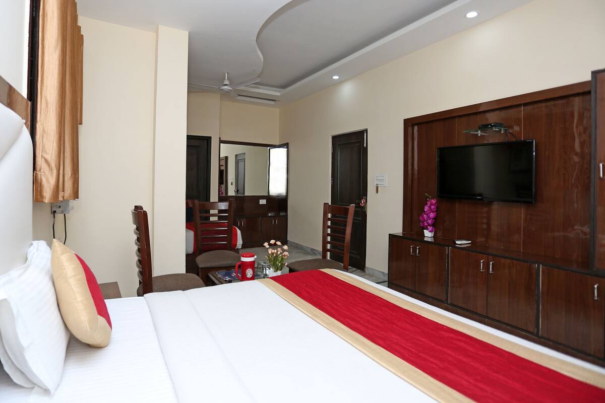 Suite, 1 King Bed | WiFi (free)