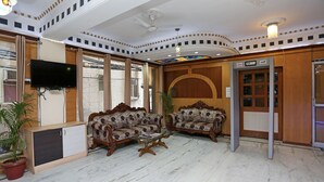 Lobby sitting area - OYO 10557 Le Mount (New Delhi)