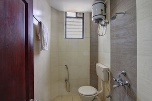 Deluxe-Doppel- oder -Zweibettzimmer, 1 Queen-Bett | Badezimmer | Kostenlose Toilettenartikel, Handtücher