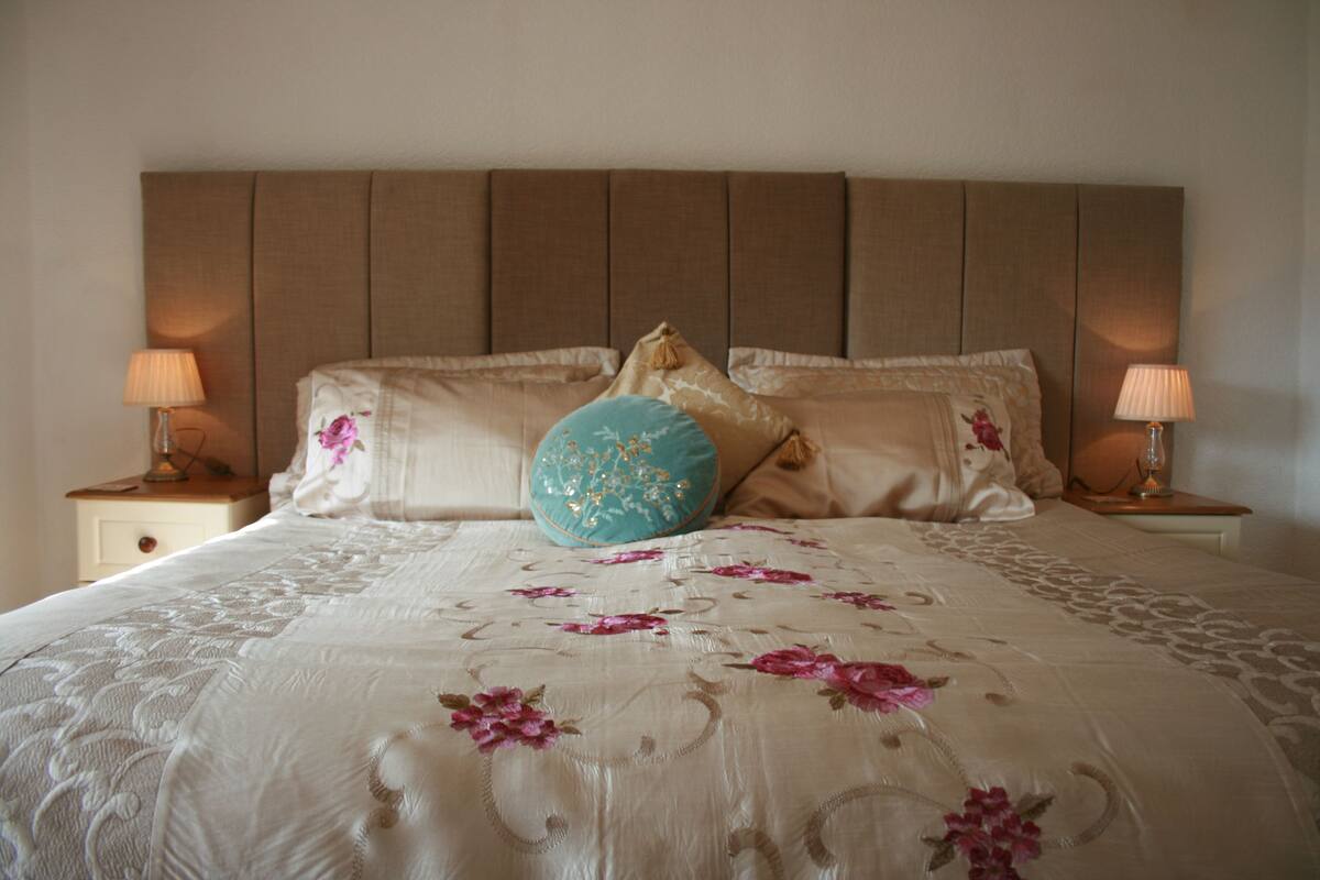 Deluxe Double or Twin Room | Desk, iron/ironing board (on request), WiFi (free)