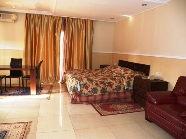 Premium bedding, in-room safe, desk, free WiFi