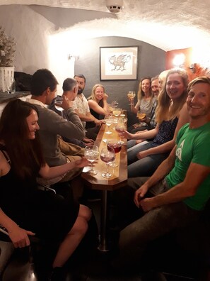 Bar (trong khuôn viên)