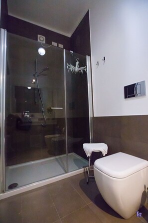 Ducha, artículos de tocador gratuitos, secador de pelo, bidet