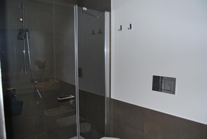 Chuveiro, produtos de toalete grátis, secador de cabelo, bidê