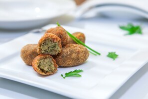 Dining - Lagom Comfort (Anjuna)