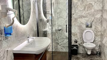 Escritorio, wifi gratis y ropa de cama