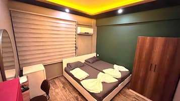 Habitación con 1 cama matrimonial o 2 individuales | Escritorio, wifi gratis y ropa de cama