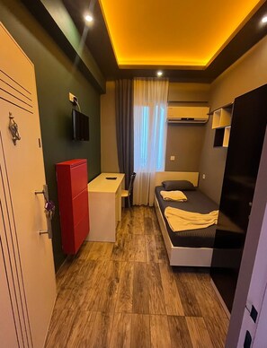Escritorio, wifi gratis y ropa de cama 