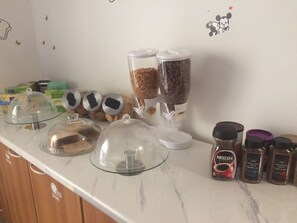 包含每日自助早餐