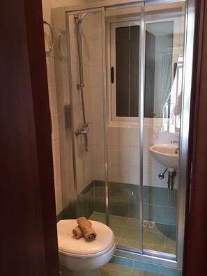Habitación clásica doble, 1 habitación | Baño | Ducha, artículos de higiene personal gratuitos y secador de pelo