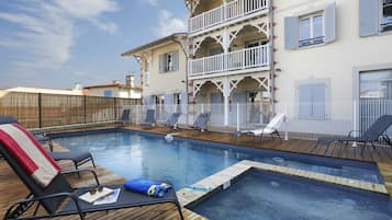 Una piscina al aire libre de temporada (de 10:00 a 19:00), tumbonas