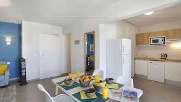 Full-sized fridge, microwave, stovetop, dishwasher