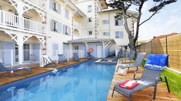 Seasonal outdoor pool, open 10:00 AM to 7 PM, pool loungers