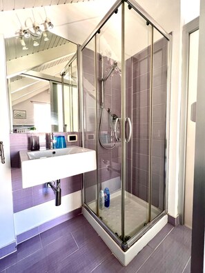 Shower, free toiletries, hair dryer, towels - Saint Patrick B&B Guesthouse (Barletta)